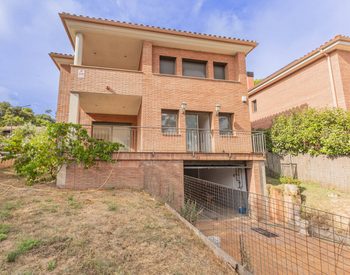 Barcelona Mataró’da Özel Bahçeye Sahip Şık Müstakil Ev