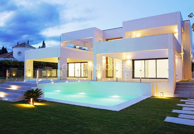 Spectacular Frontline Golf Villas in Marbella, Costa Del Sol 1