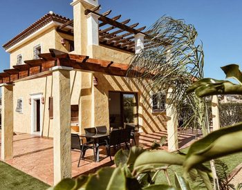 Almeria'da Havuzlu Akdeniz Tarzı Satılık Müstakil Villalar 1