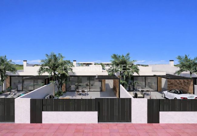 Los Alcázares'te Şık Tasarımlı Havuzlu ve Teraslı Villalar 1