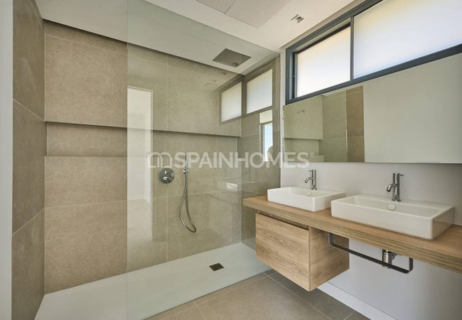 Villas with Stunning Sea Views and Infinity Pools in Benahavis 6