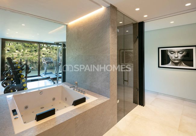 Malaga Benahavis'te Özel Havuzlu Geniş Villa 22