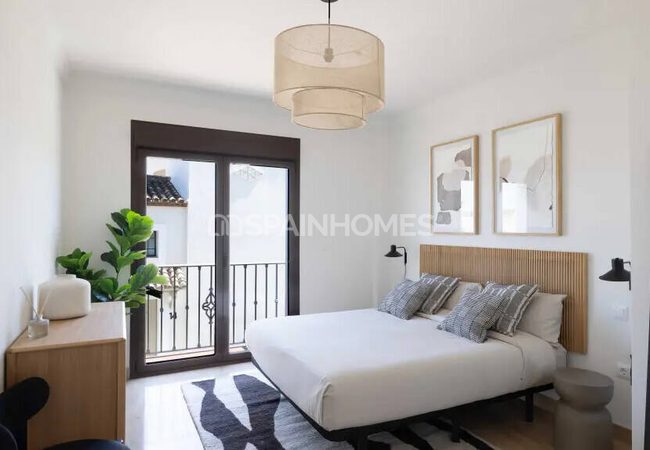Estepona'da Özel Havuzlu ve Bahçeli Şık Yarı Müstakil Evler 15