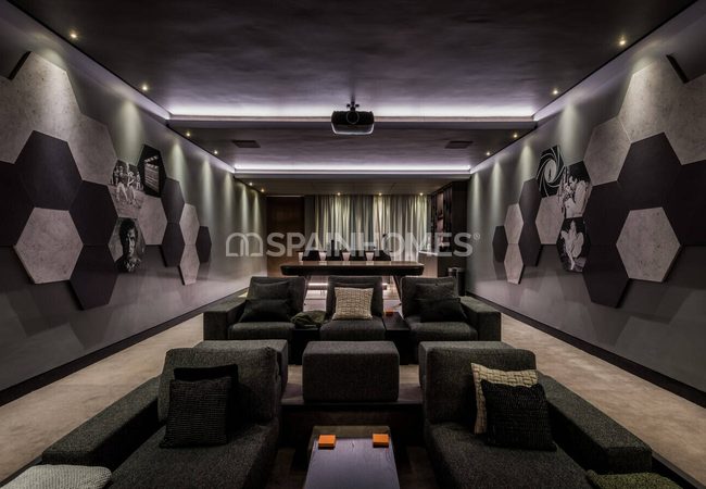 Benahavís'te Deniz Manzaralı ve Havuzlu Lüks Villa 35