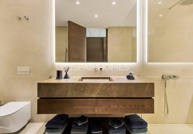 Benahavís'te Deniz Manzaralı ve Havuzlu Lüks Villa 29