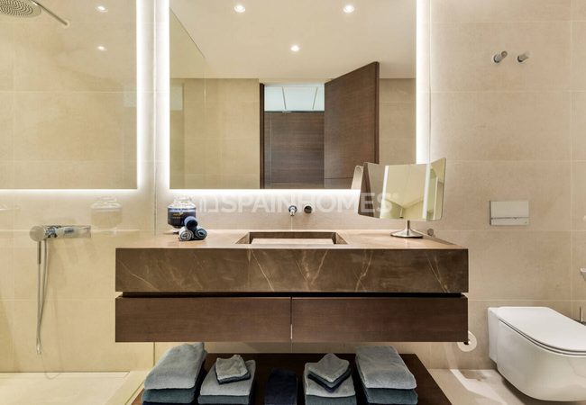 Benahavís'te Deniz Manzaralı ve Havuzlu Lüks Villa 31