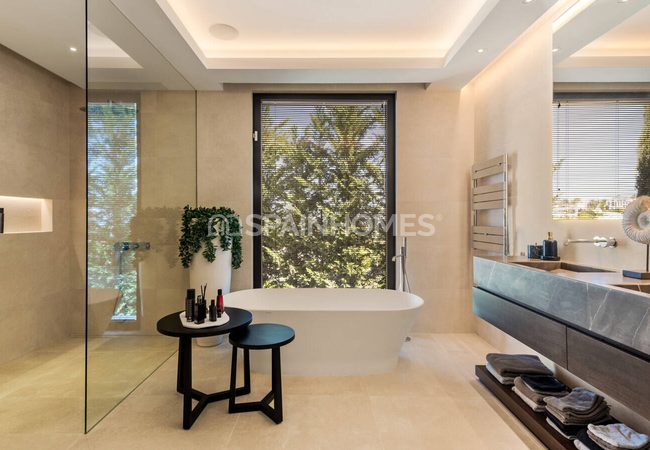 Benahavís'te Deniz Manzaralı ve Havuzlu Lüks Villa 32