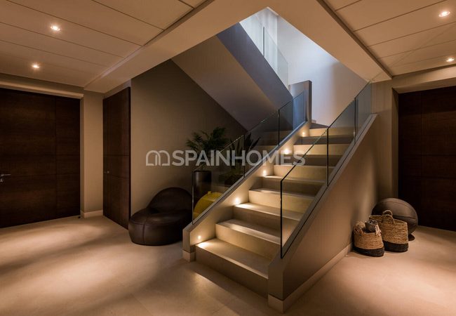 Benahavís'te Deniz Manzaralı ve Havuzlu Lüks Villa 38