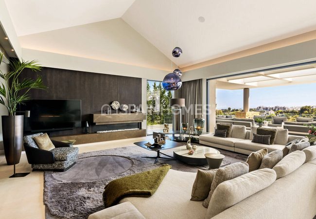 Benahavís'te Deniz Manzaralı ve Havuzlu Lüks Villa 15