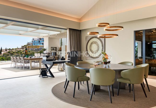 Benahavís'te Deniz Manzaralı ve Havuzlu Lüks Villa 18