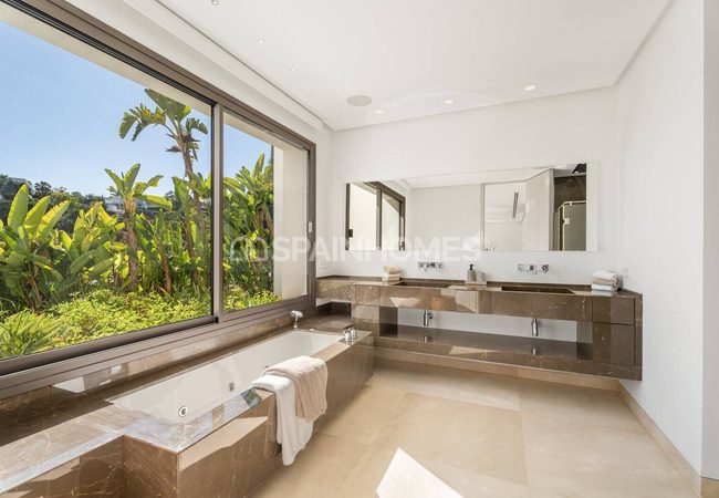 5-bedroom Villa for Sale Near the Marina in Benahavis 27