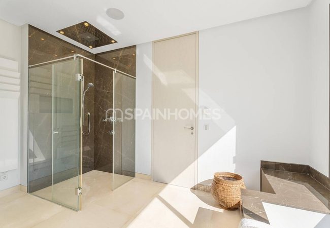 5-bedroom Villa for Sale Near the Marina in Benahavis 28