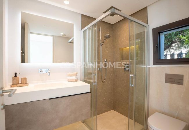 5-bedroom Villa for Sale Near the Marina in Benahavis 29