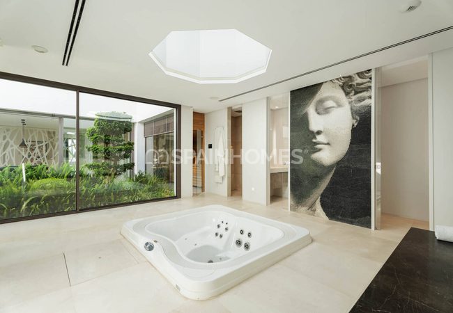 6-bedroom House with Pool and Garden in Benahavís 36
