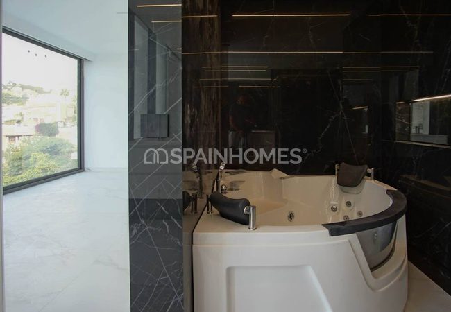 Alicante Altea'da Muhteşem Manzaralı Lüks Villa 37