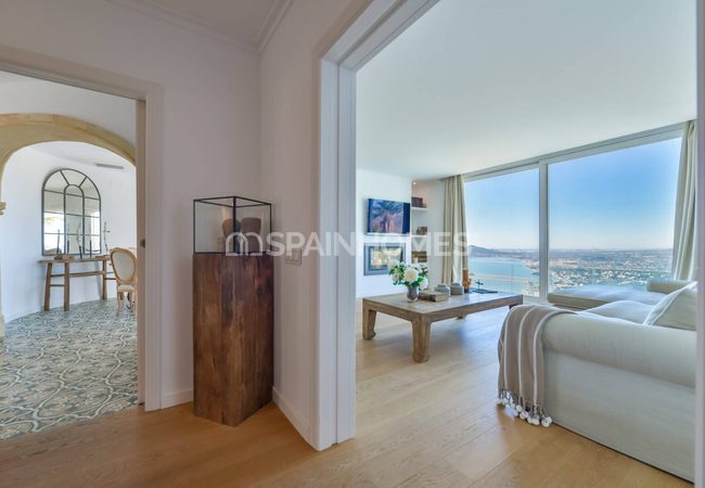 Alicante Altea'da Tepe Üzerinde Taşınmaya Hazır Villa 16