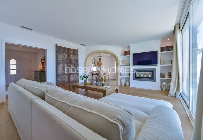 Alicante Altea'da Tepe Üzerinde Taşınmaya Hazır Villa 19