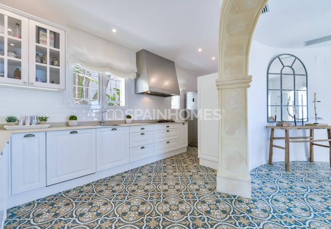 Alicante Altea'da Tepe Üzerinde Taşınmaya Hazır Villa 20