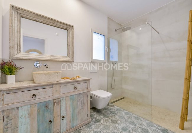 Alicante Altea'da Tepe Üzerinde Taşınmaya Hazır Villa 27