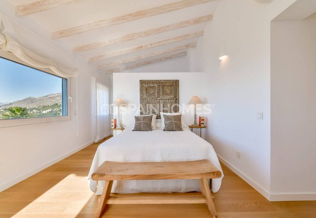 Alicante Altea'da Tepe Üzerinde Taşınmaya Hazır Villa 35