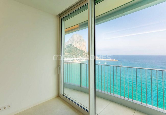 Alicante Calpe'de Havuzlu Sitede Denize Sıfır Daireler 33