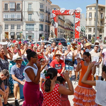 Une grande foule applaudit et danse dans la rue d'une ville