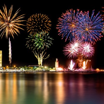 de nombreux feux d'artifice depuis la ville près de la mer