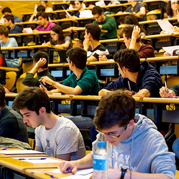 élèves étudiant dans une classe