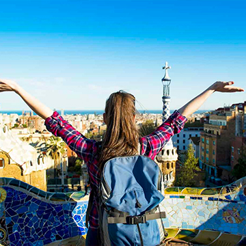 une femme ouvre les bras à une vue en espagne
